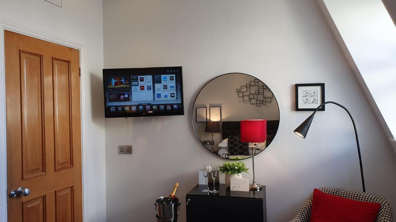 A Room With A View Brighton Eksteriør billede A television mounted on a wall