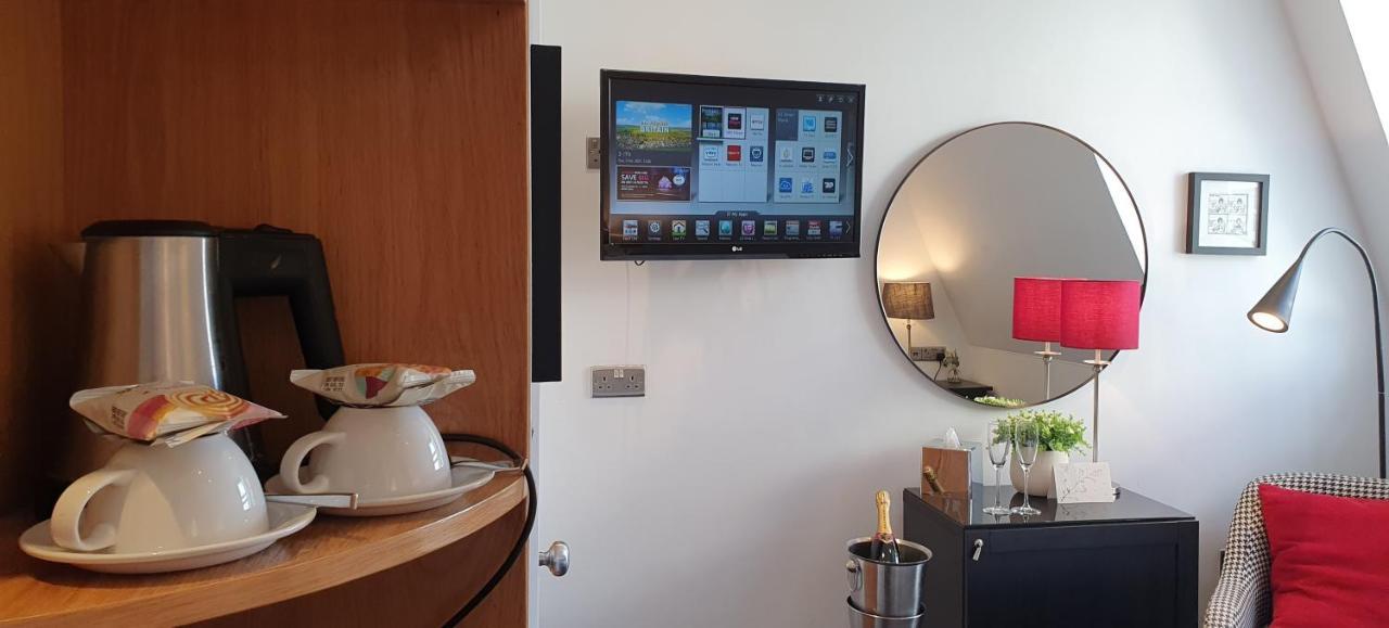 A Room With A View Brighton Eksteriør billede A television with a built-in DVD player