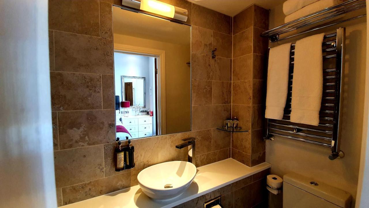 A Room With A View Brighton Eksteriør billede Bathroom mirror