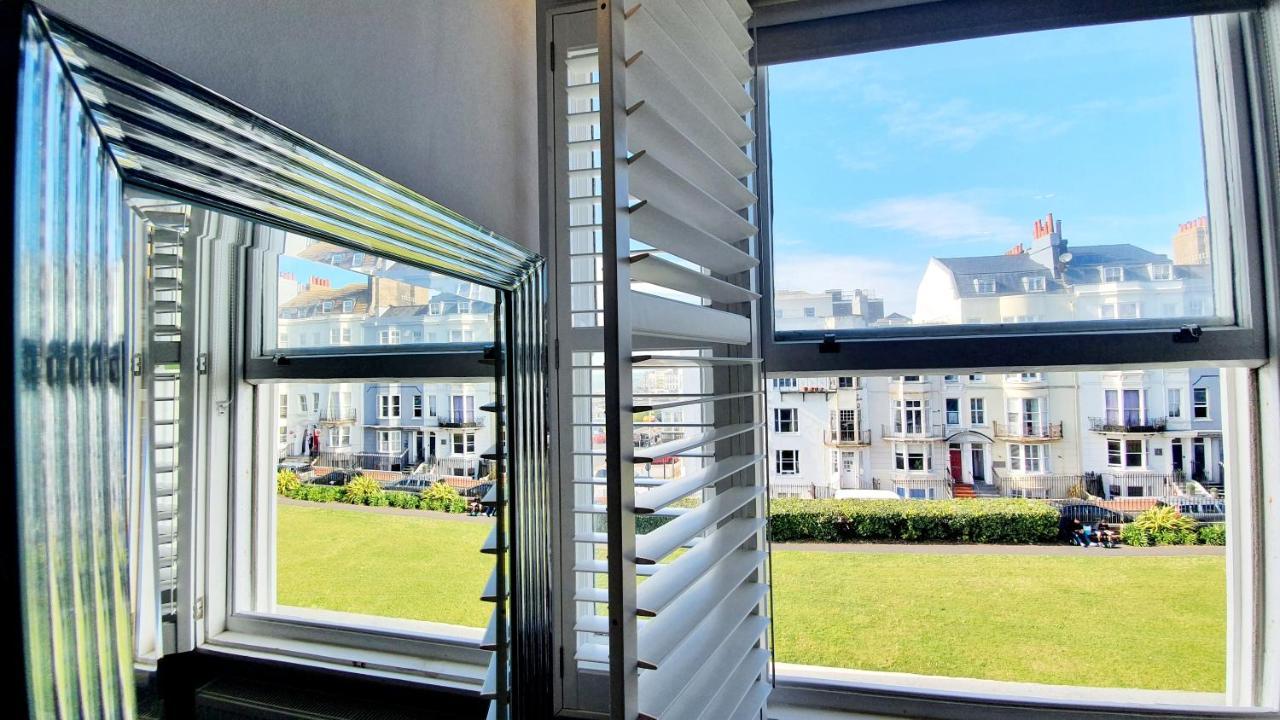 A Room With A View Brighton Eksteriør billede A window with louvres