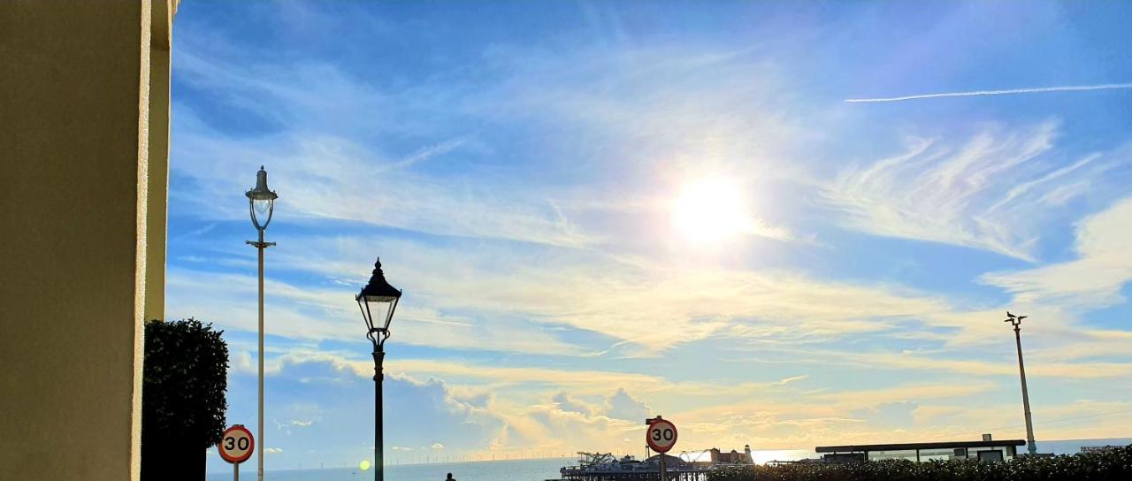 A Room With A View Brighton Eksteriør billede The sun at noon