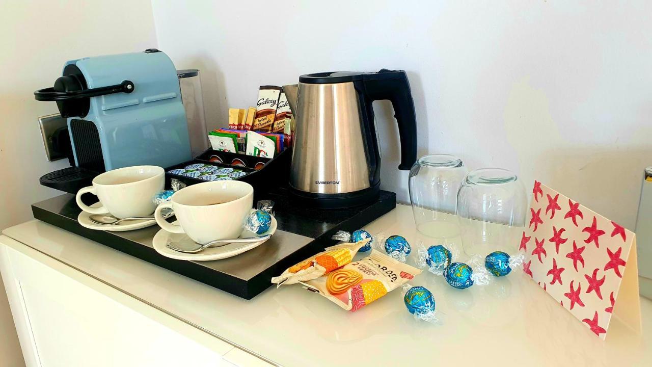 A Room With A View Brighton Eksteriør billede A kettle in a hotel room