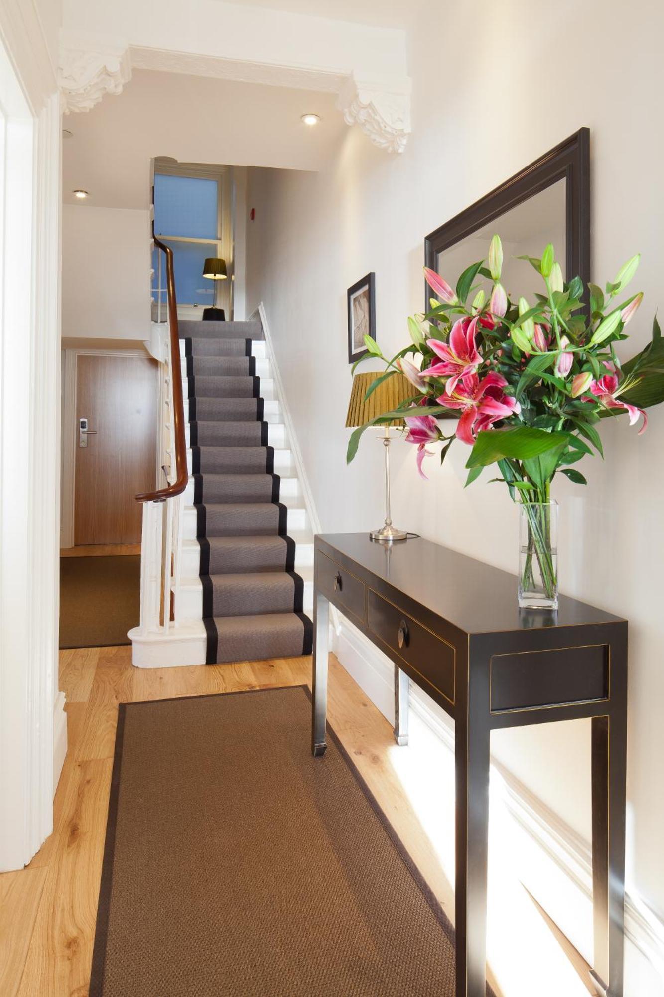 A Room With A View Brighton Eksteriør billede A modern console table