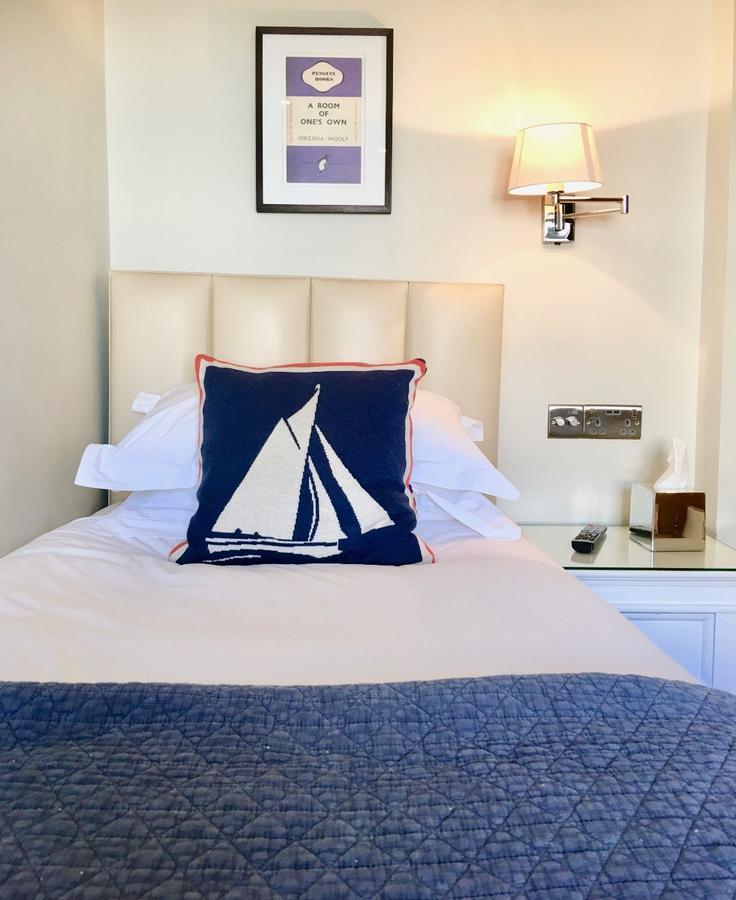 A Room With A View Brighton Eksteriør billede A cushion on a bed