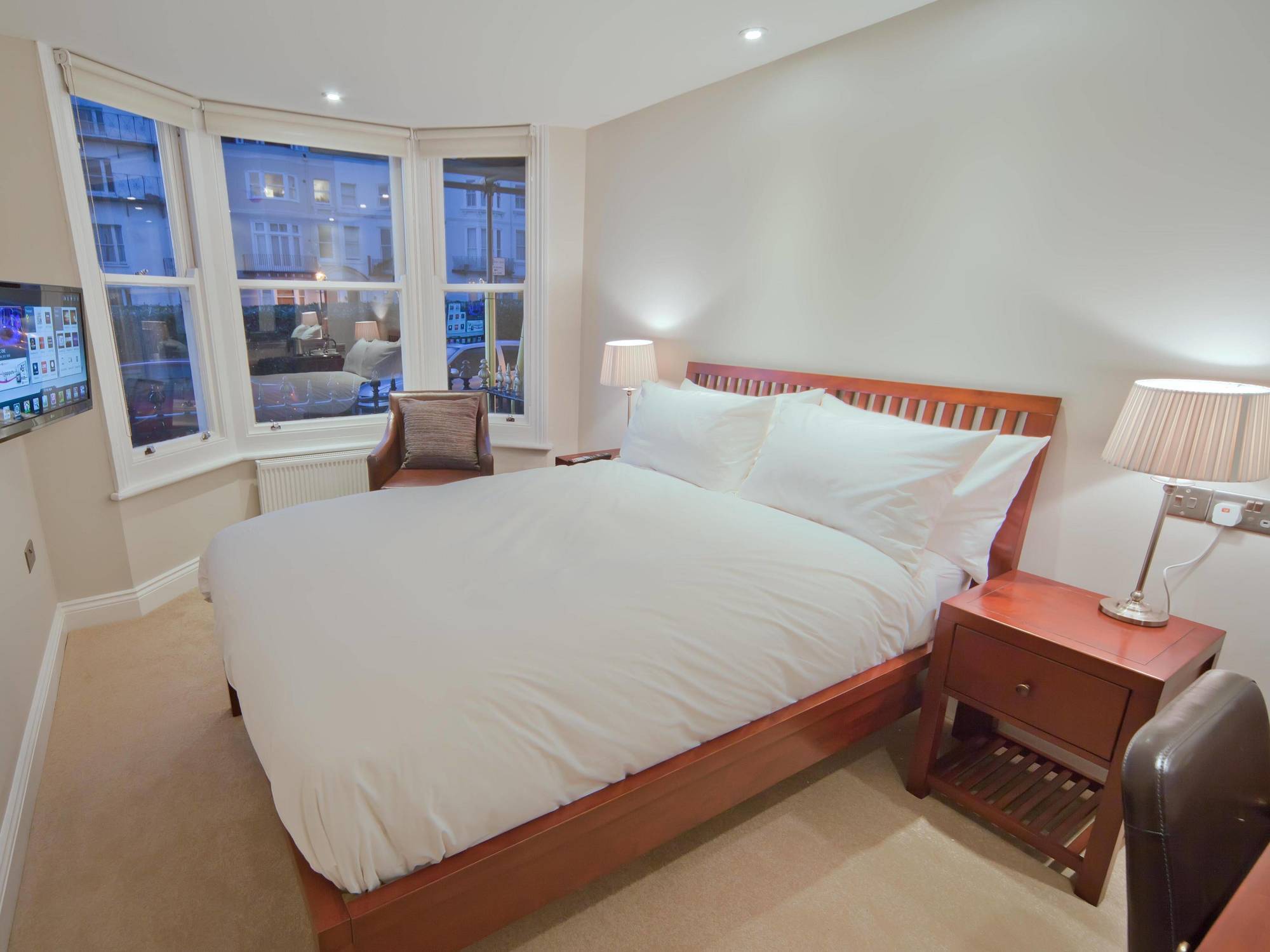A Room With A View Brighton Eksteriør billede A bedroom in a serviced apartment in London
