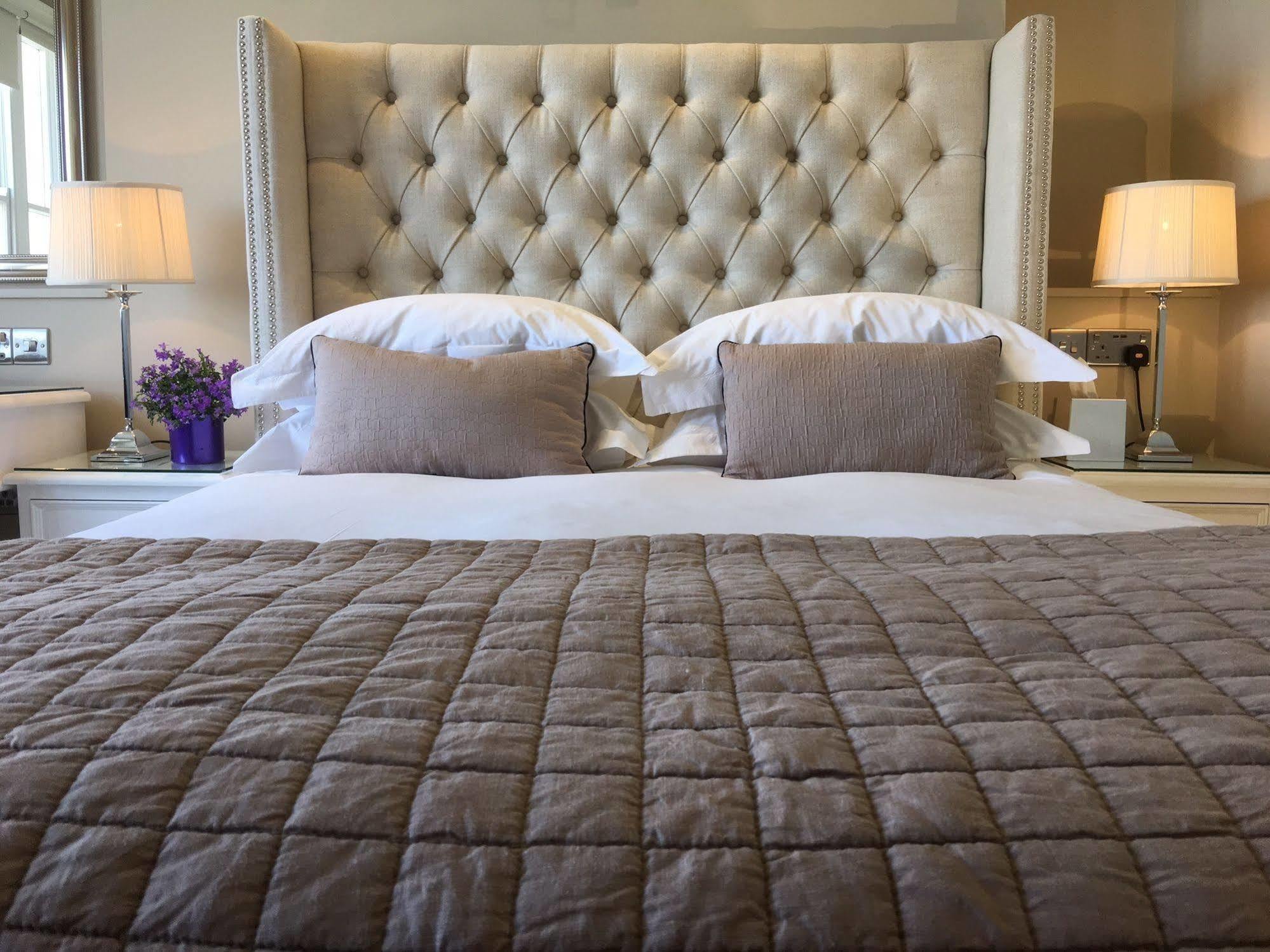 A Room With A View Brighton Eksteriør billede A bed with a tufted headboard